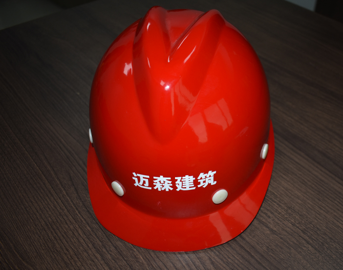 講述施工現(xiàn)場佩戴建筑安全帽注意事項。